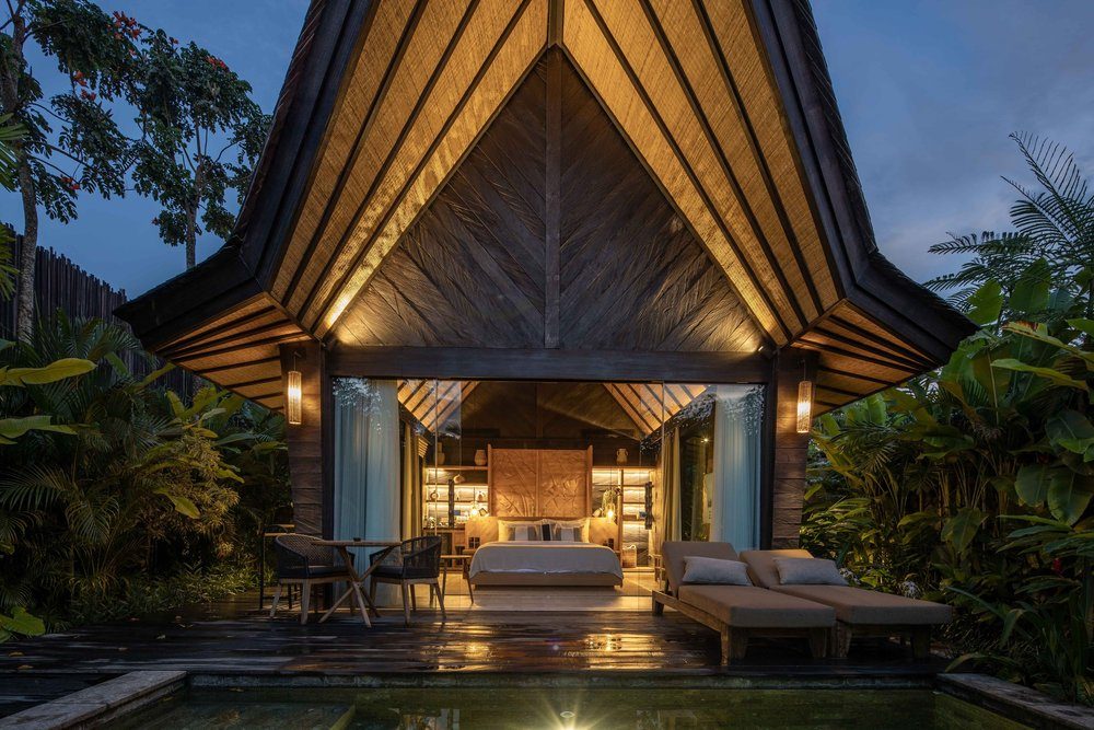 King size bed under the hand-built North Sumatra roof of the Premium Jabu